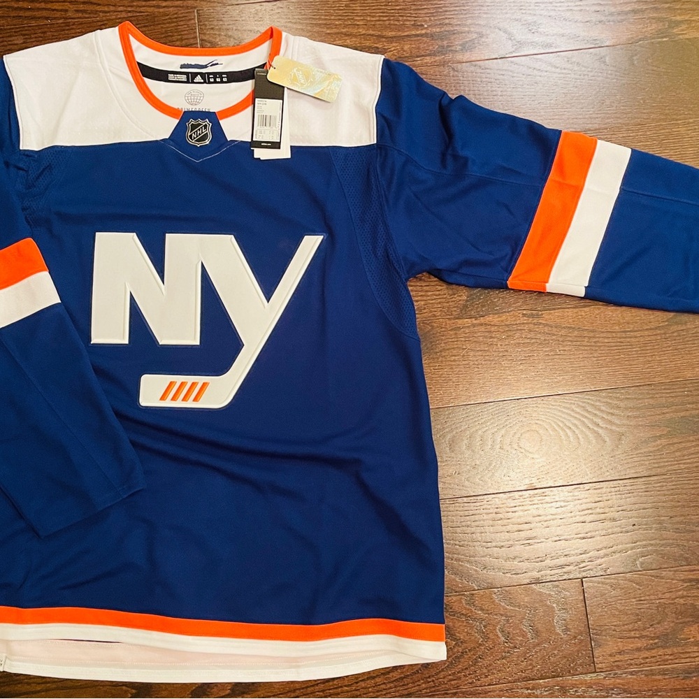 🆕 New York Islanders 3rd Game Jersey with official Fight Strap